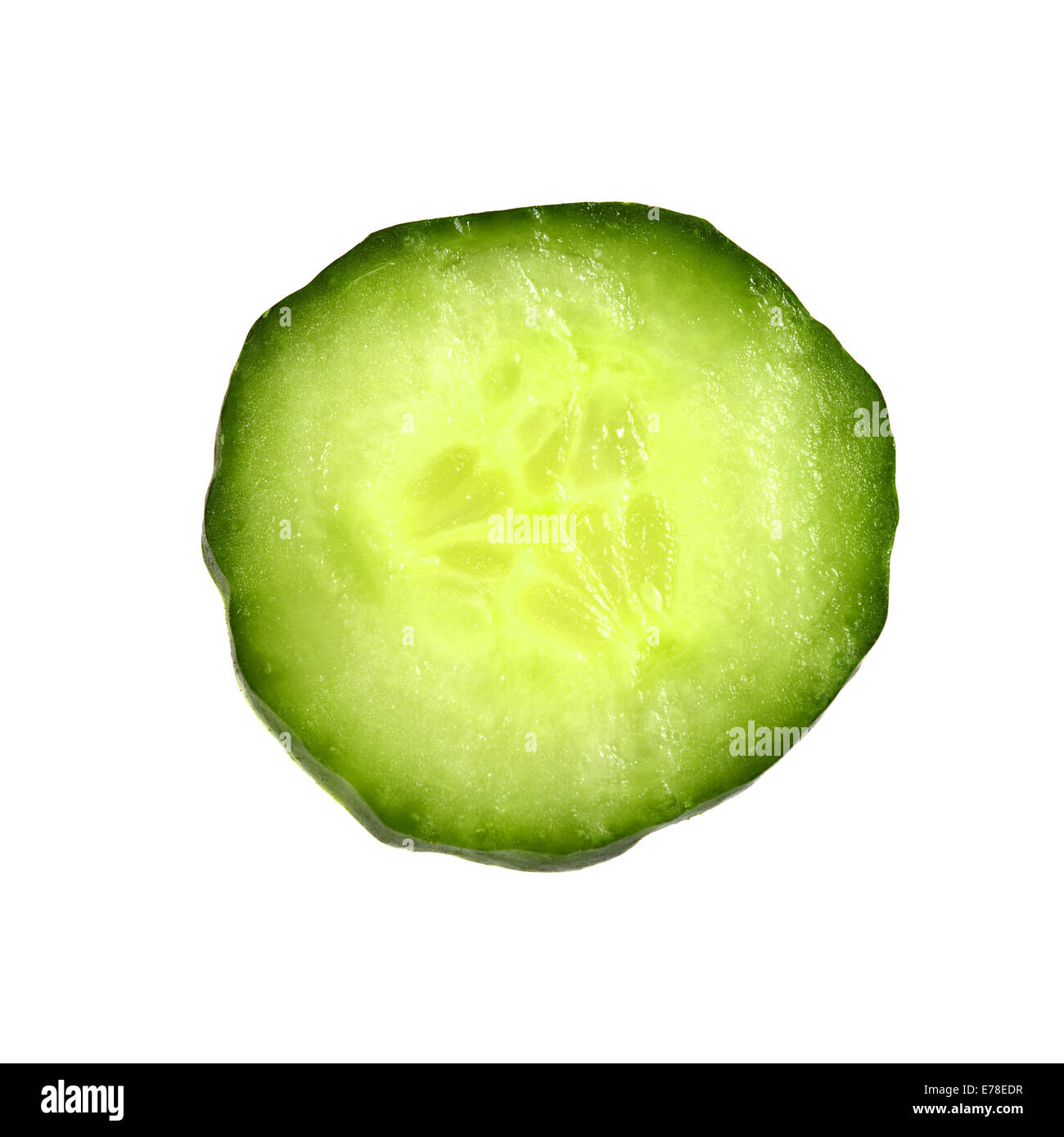 Gurke grüne Scheibe Makro Nahaufnahme isoliert auf weißem Hintergrund Stockfoto