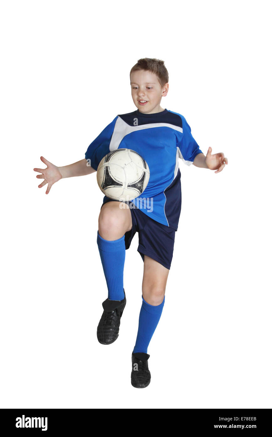 Junge im Sport, die Verschleiß Fußball isoliert auf weißem Hintergrund spielt Stockfoto