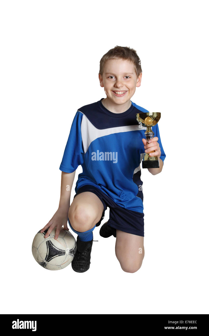 Junge in Sportbekleidung mit Fußball und Sieger Pokal in Händen isoliert auf weiss Stockfoto