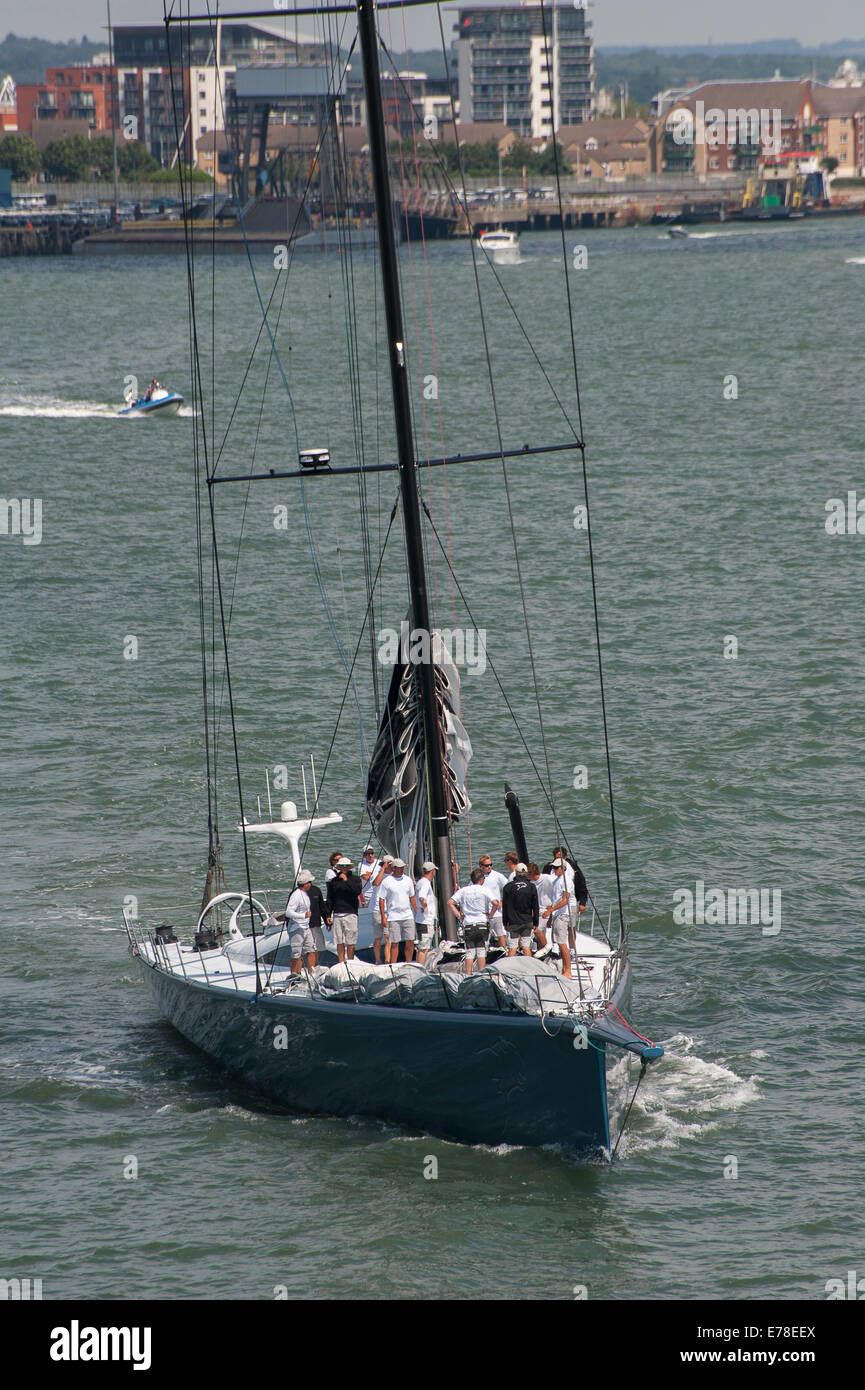 Mannschaft steht auf dem Deck einer Luxusyacht Segeln vor der Küste von Southampton, England. Stockfoto