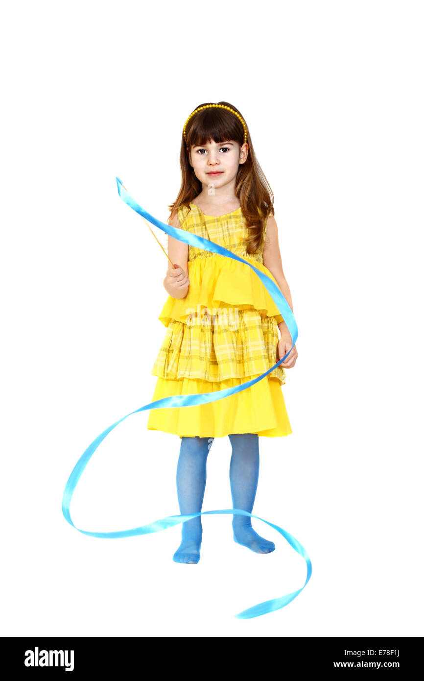 Niedliche kleine Mädchen im gelben Kleid spielt mit blauem Band. Porträt, isoliert auf weißem Hintergrund Stockfoto