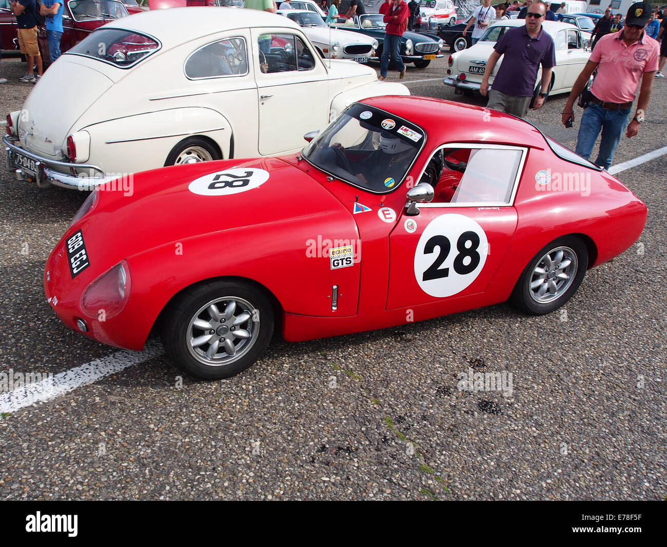 Die WSM Austin-Healey Sprite wird auf der berühmten Rennstrecke Zandvoort in den Niederlanden gesehen. Der Wagen ist ein klassischer britischer Sportwagen, der für sein geringes Gewicht und seine Agilität auf der Rennstrecke bekannt ist. Stockfoto