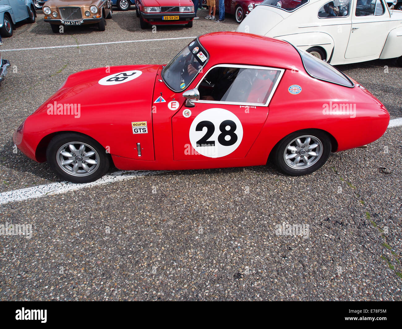 Das WSM Austin-Healey Sprite wird in Zandvoort mit seinem kompakten, sportlichen Design gezeigt. Der für seine Agilität bekannte Wagen ist sowohl im Motorsport als auch als klassischer Sportwagen beliebt. Stockfoto