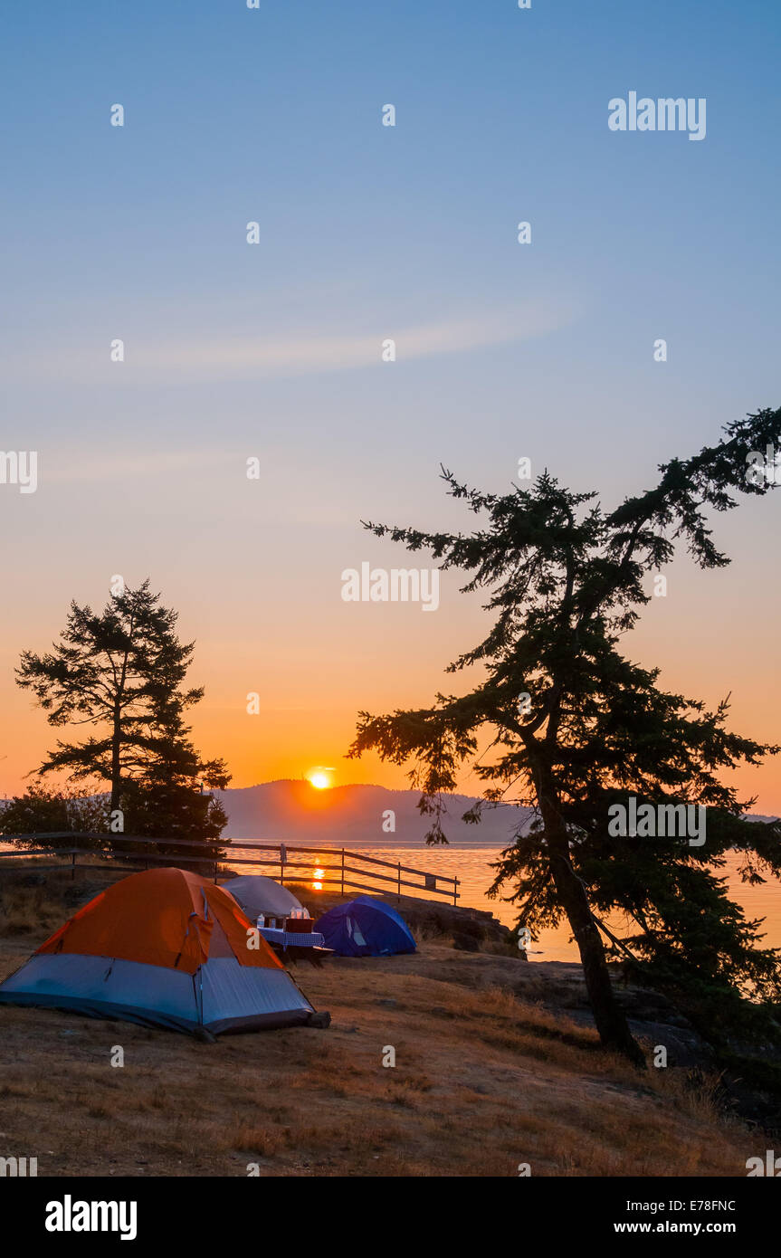 Ozean Seite Campingplatz bei Sonnenaufgang, Ruckle Provincial Park, Salt Spring Island, Britisch-Kolumbien, Kanada Stockfoto