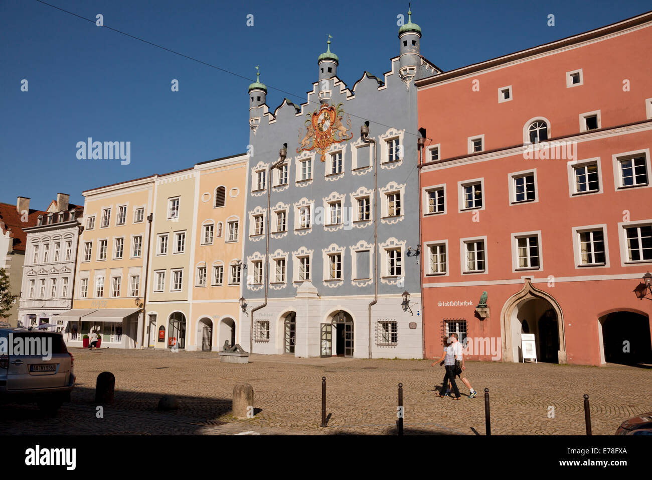 zentralen quadratischen Stadtplatz und alten ehemaligen Regierungsgebäude in Burghausen, Bayern, Deutschland, Europa Stockfoto