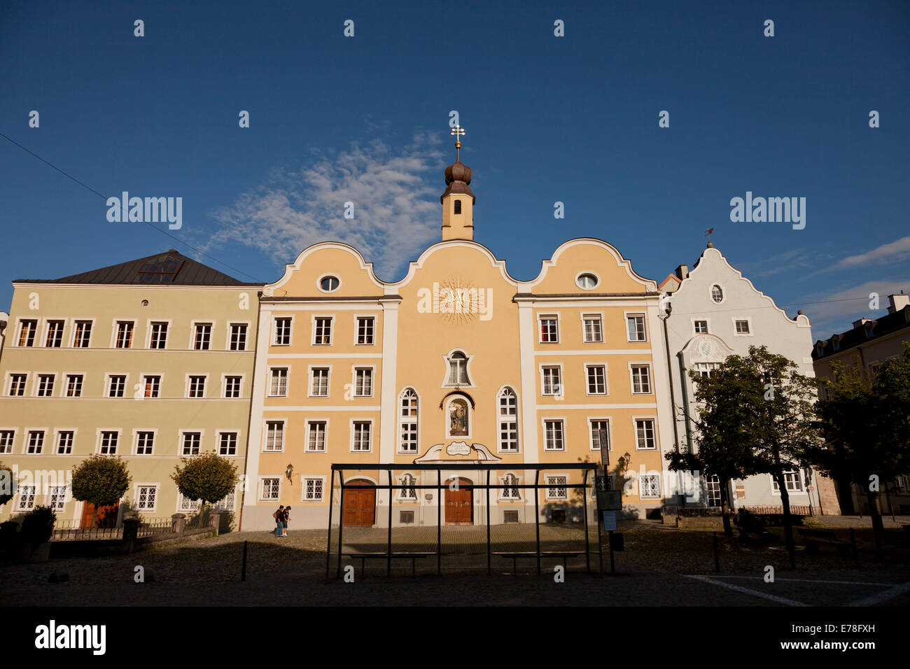 zentralen quadratischen Stadtplatz und Schutzengel-Kirche in Burghausen, Bayern, Deutschland, Europa Stockfoto