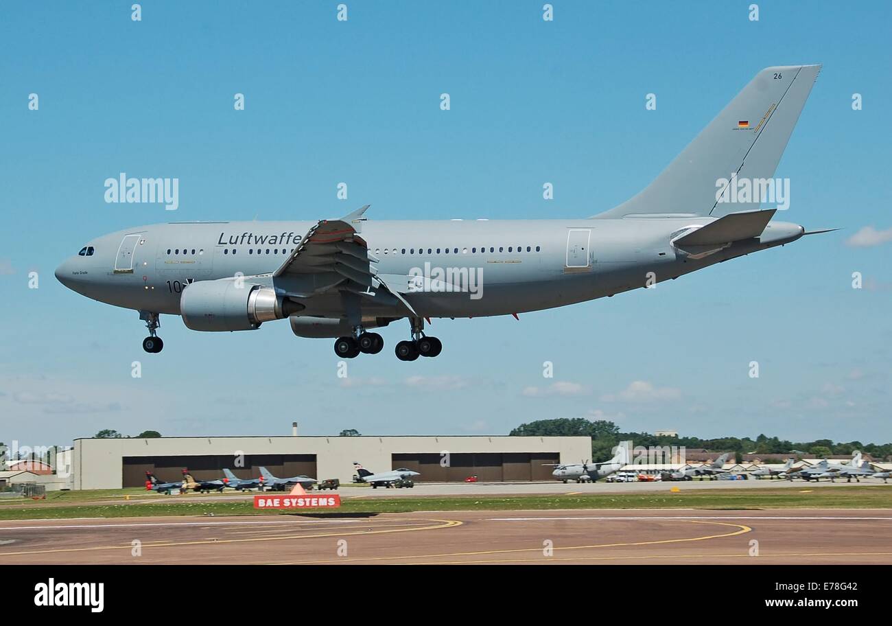 Der Airbus A310 MRTT (Code 10-26) der deutschen Luftwaffe kommt für die Royal International Air Tattoo 2014 bei der RAF Fairford an und zeigt seine Rolle bei der militärischen Luftbetankung und beim Transport. Stockfoto