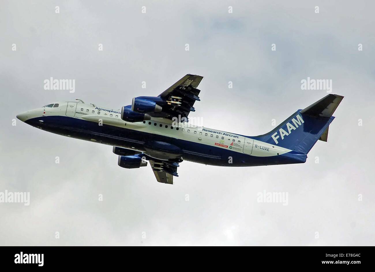 Die BAE 146-300, betrieben von der FAAM, startet während des Royal International Air Tattoo von der RAF Fairford. Das Flugzeug wird für Luftforschung und wissenschaftliche Experimente eingesetzt. Stockfoto