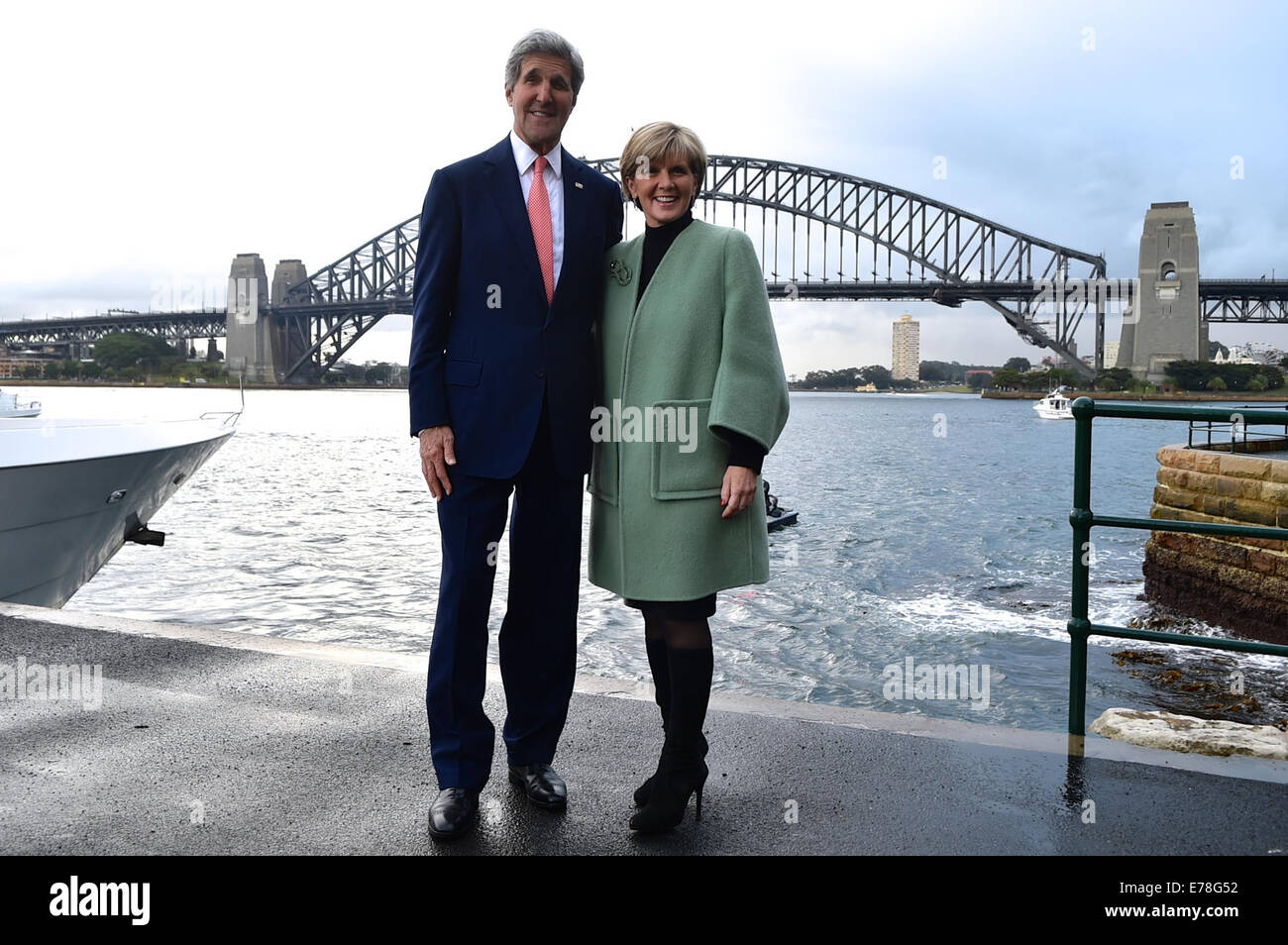 Außenminister Kerry, australische Außenminister Bischof Pose vor Sydney Hafen-Brücke US-Außenminister John Kerry und Stockfoto