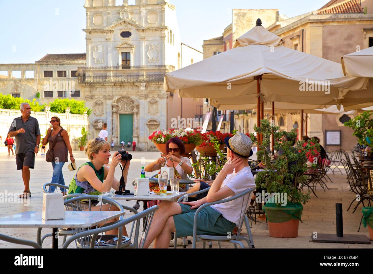 Cafe, Piazza del Duomo, Ortygia, Syrakus, Sizilien, Italien, Südeuropa Stockfoto
