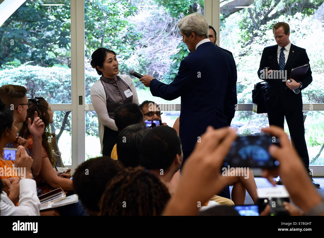 Publikum Mitglied fragt Sekretär Kerry Frage folgende Asien Politik Rede in Hawaii ein Publikum Mitglied Frage eine der USA Stockfoto