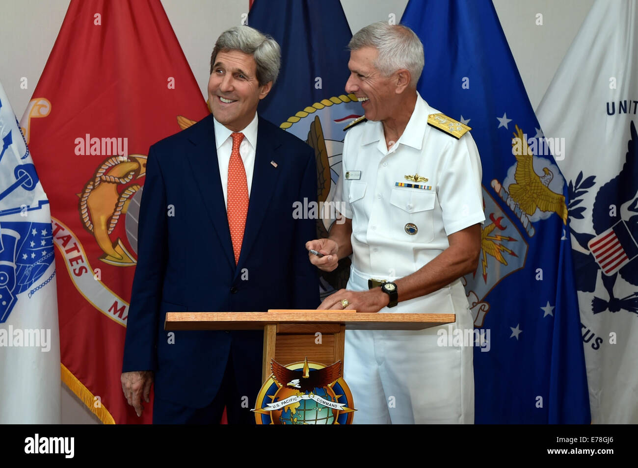 Secretary Kerry, Admiral Locklear Lächeln bevor Sekretär Zeichen Gästebuch bei Pacific Command in Hawaii USA notifizieren Hauptsitz Stockfoto