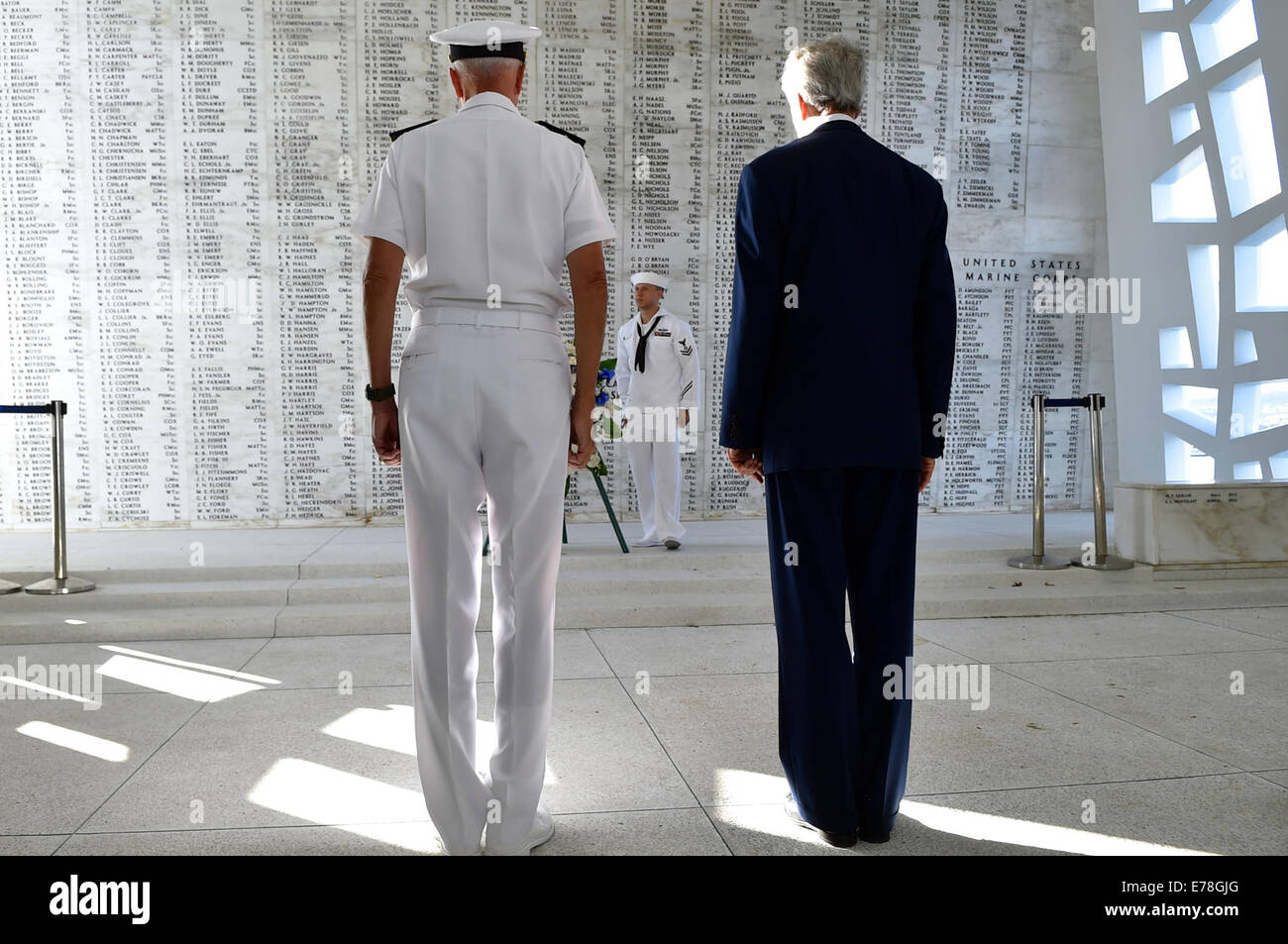 Secretary Kerry, Admiral Locklear stehen stramm nach der Kranzniederlegung am USS Arizona Memorial in Pearl Harbor-US-Außenministerin Stockfoto