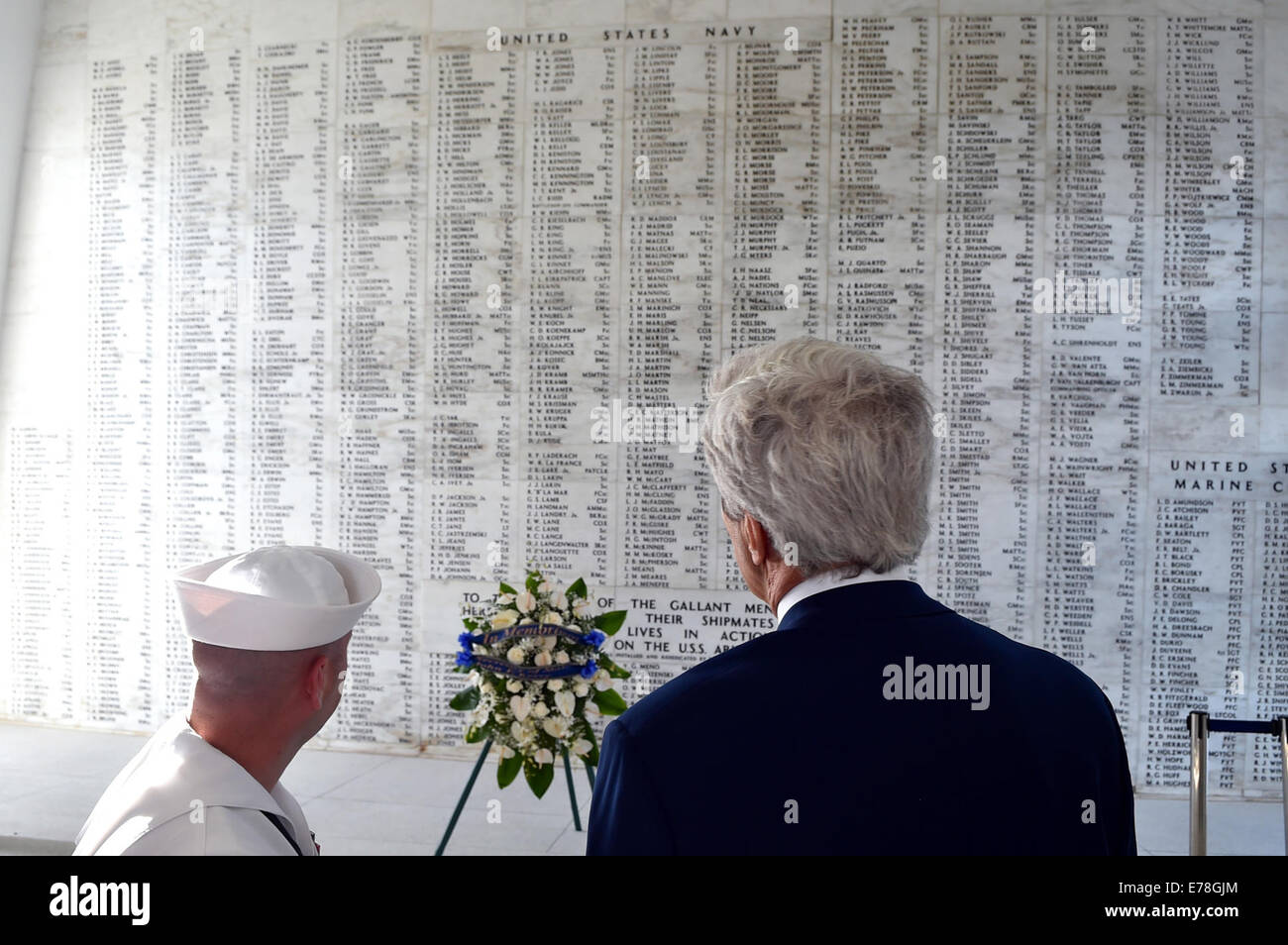 Secretary Kerry Bewertungen Namen der gefallenen Marine Mitglieder auf USS Arizona Memorial in Pearl Harbor US-Außenminister John Kerry Stockfoto