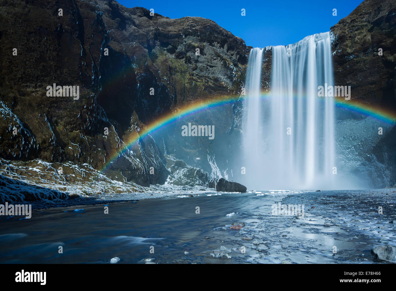 ein Regenbogen am Skógafoss, Süden Islands Stockfoto