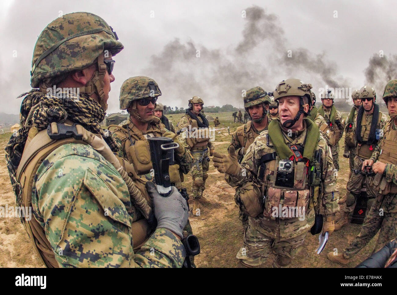 US-Marines besprechen Menge Bekämpfungsstrategien mit chilenischen Marines während der Partnerschaft von der Nord-und Südamerika 2014 in Chile 18. August 2014. Partnerschaft von Amerika ist eine jährliche kombinierte See- und amphibische Übung zur Verstärkung der Interoperabilität und rel Stockfoto