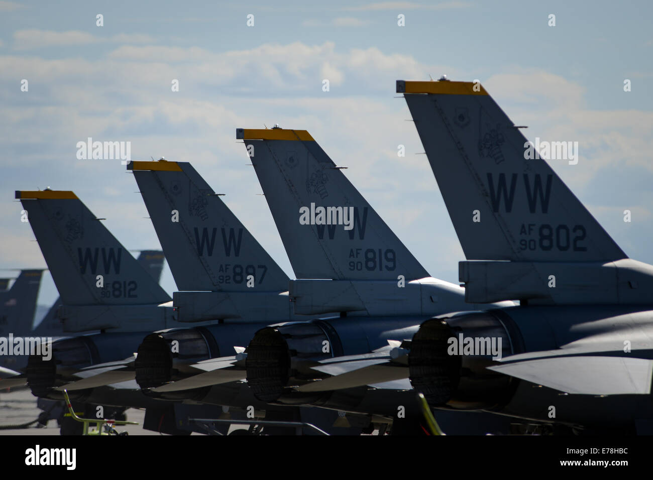 US Air Force f-16 Fighting Falcon Flugzeuge zugewiesen 14. Fighter Squadron, Misawa Air Base, Japan, sind während rote Fahne-Alaska 14-3 Eielson Air Force Base, Alaska, 8. August 2014 auf einen Einsatz vorbereitet. Rote Fahne-Alaska ist eine Reihe von Pacific Air F Stockfoto