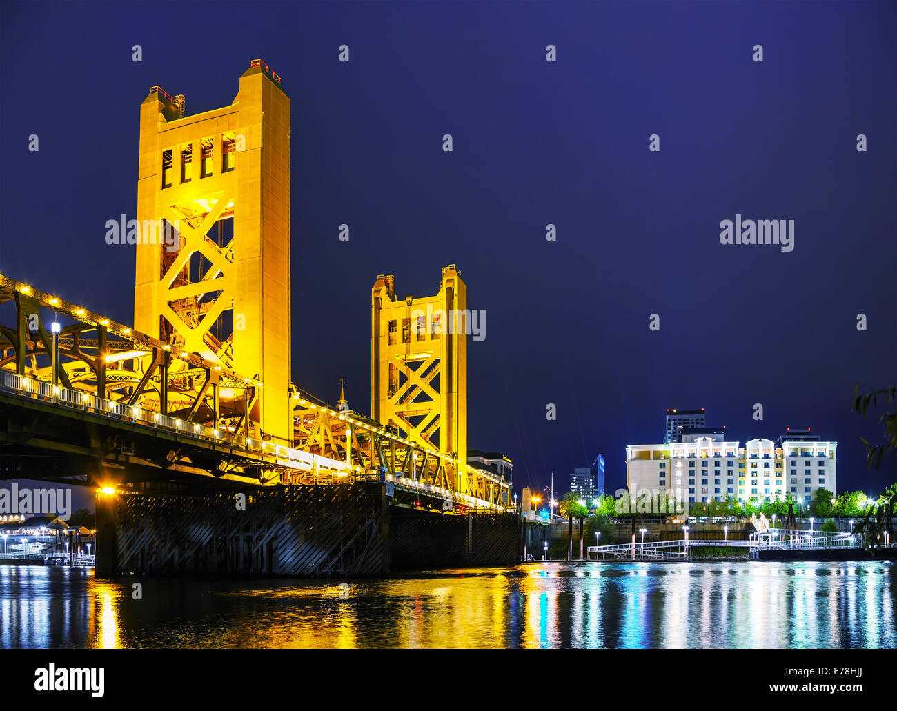 Golden Gates Zugbrücke in Sacramento in der Nachtzeit Stockfoto