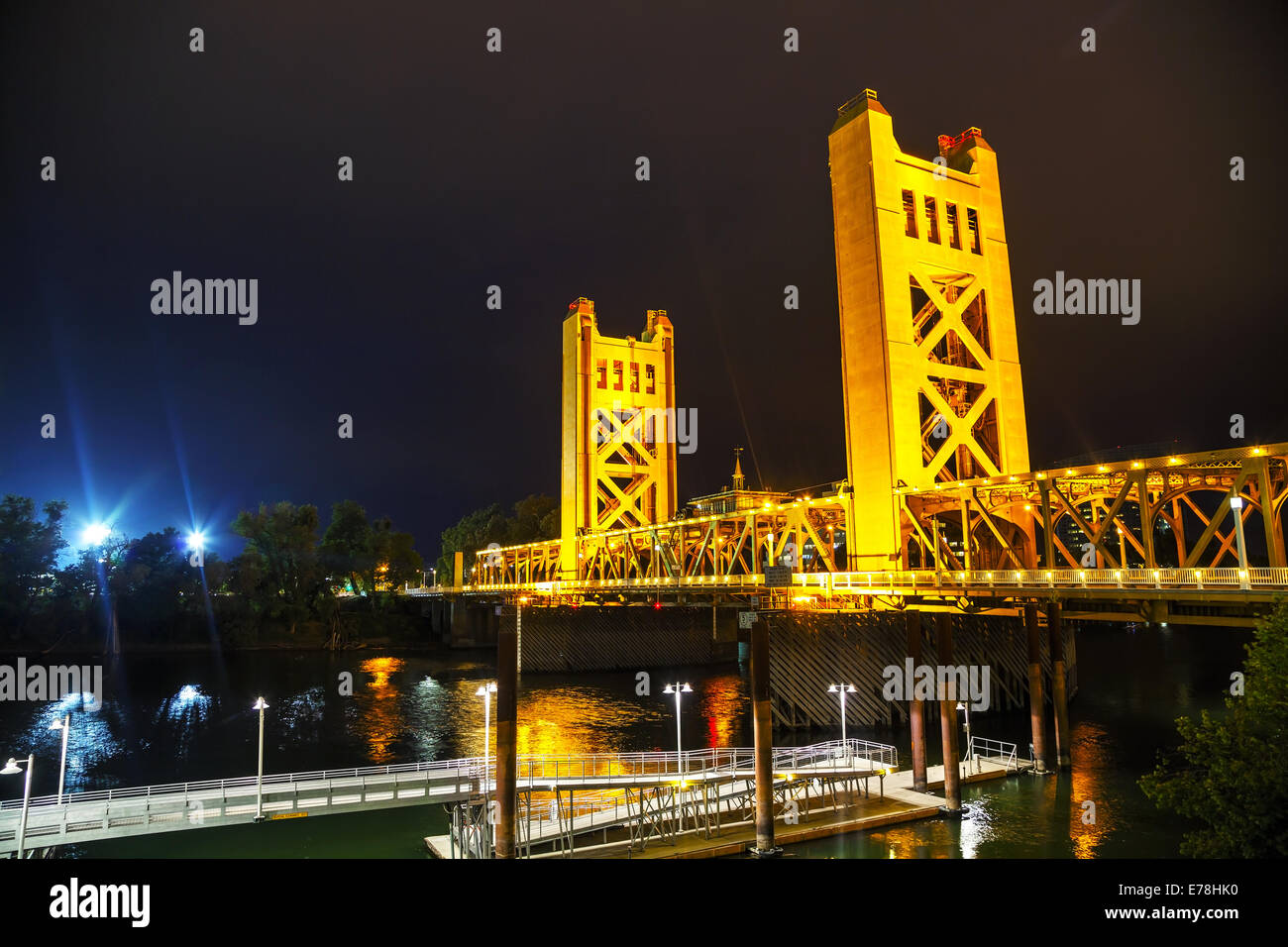 Golden Gates Zugbrücke in Sacramento in der Nachtzeit Stockfoto