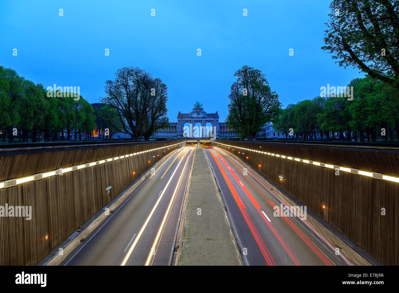 Straße, die unter den berühmten Bogen De Triumph in Brüssel. Stockfoto
