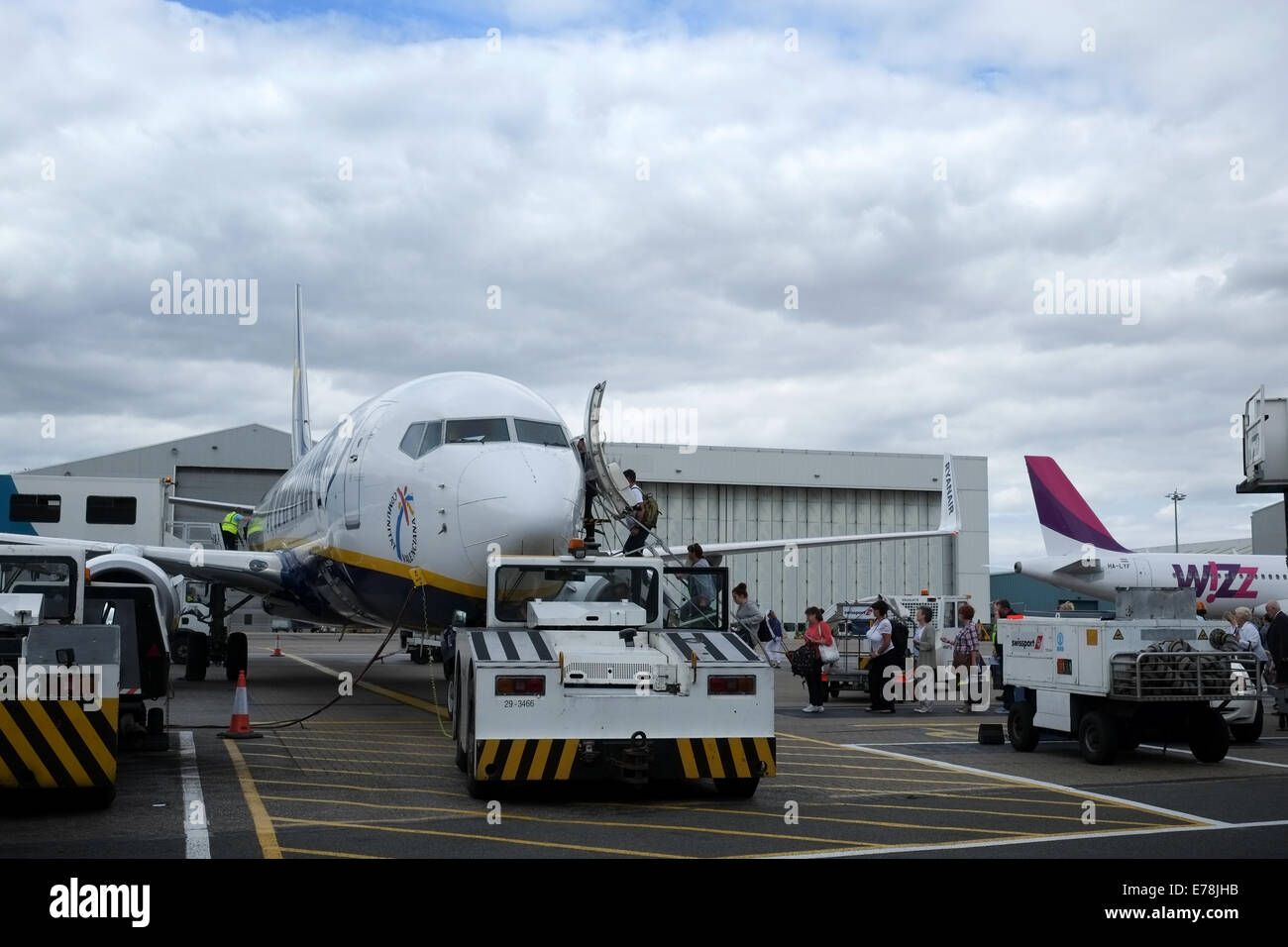 Fluggästen einen Ryanair-Flug am Flughafen Luton Stockfoto