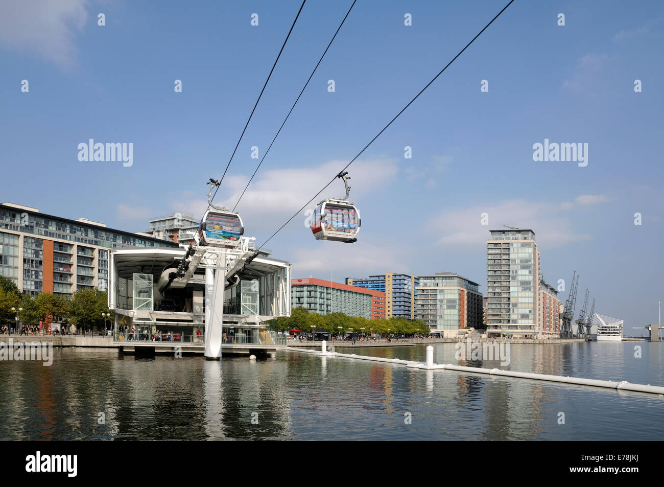 Emirate-Seilbahnen und Gebäude am Royal Victoria Dock, London UK Stockfoto
