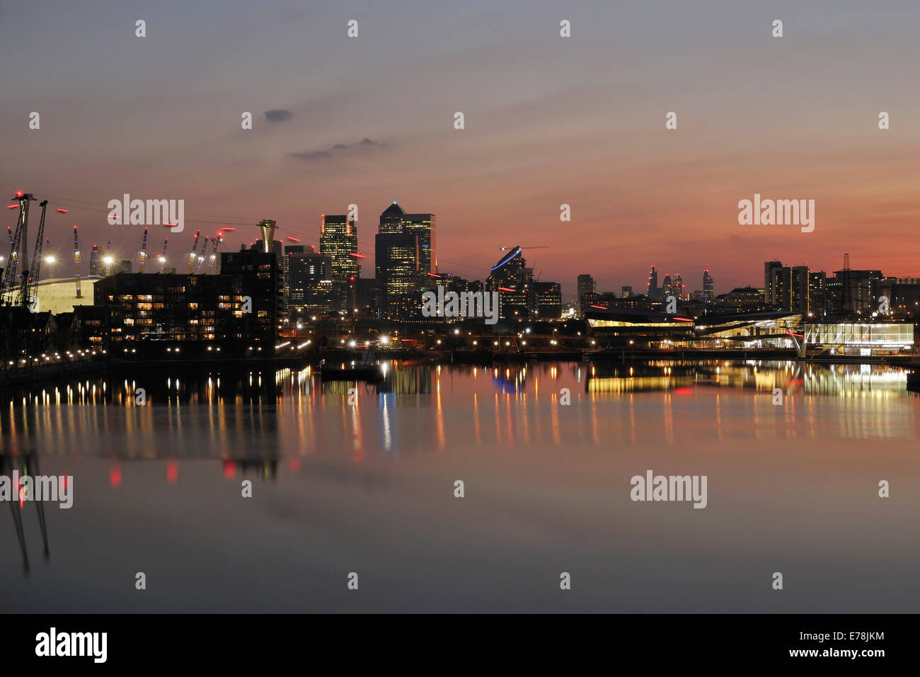Canary Wharf, London Docklands UK, bei Einbruch der Dunkelheit mit der O2-Arena und Seilbahnen Stockfoto