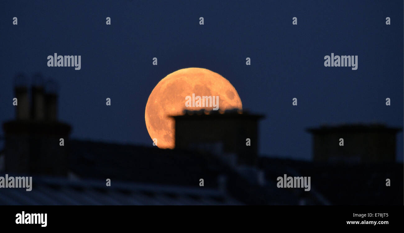 Cumbria, UK. 9. September 2014. Die Supermoon steigt über Dächern von Haus in Carlisle, Cumbria. Der Mond erscheint größer als normal wegen wie er in Bezug auf die Erde umkreist: 9. September 2014 Credit: STUART WALKER/Alamy Live News Stockfoto