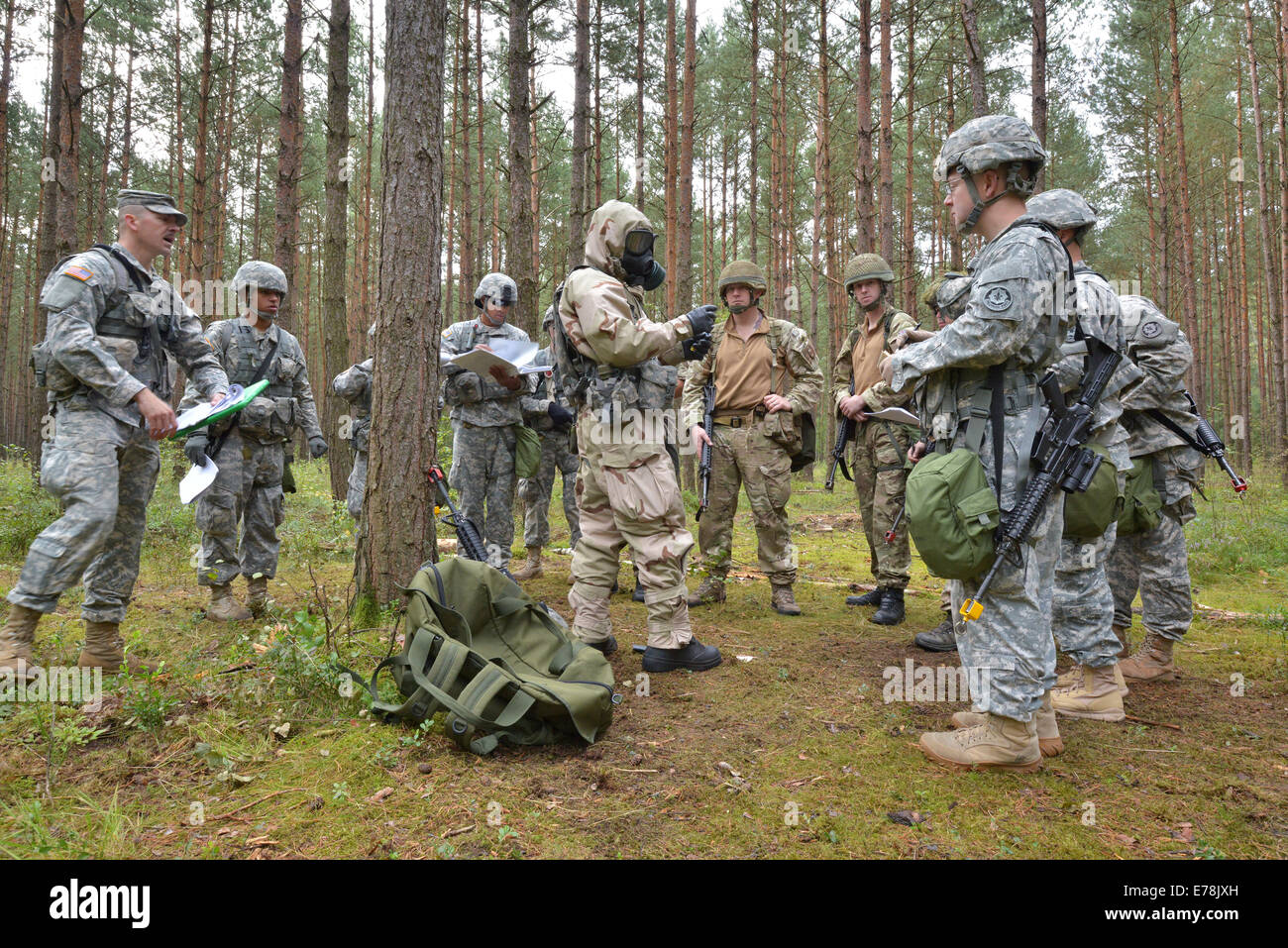 US-Soldaten und Auswärtigen Dienst Mitglieder erhalten Anweisungen zur Verwaltung von erste-Hilfe zu chemischen Arbeitsstoff Opfern während der Standardisierung als Bestandteil der US Army Europa Experte Bereich medizinische Abzeichen Wettbewerb 25. August 2014, am Bahnhof Grafenwöhr Stockfoto