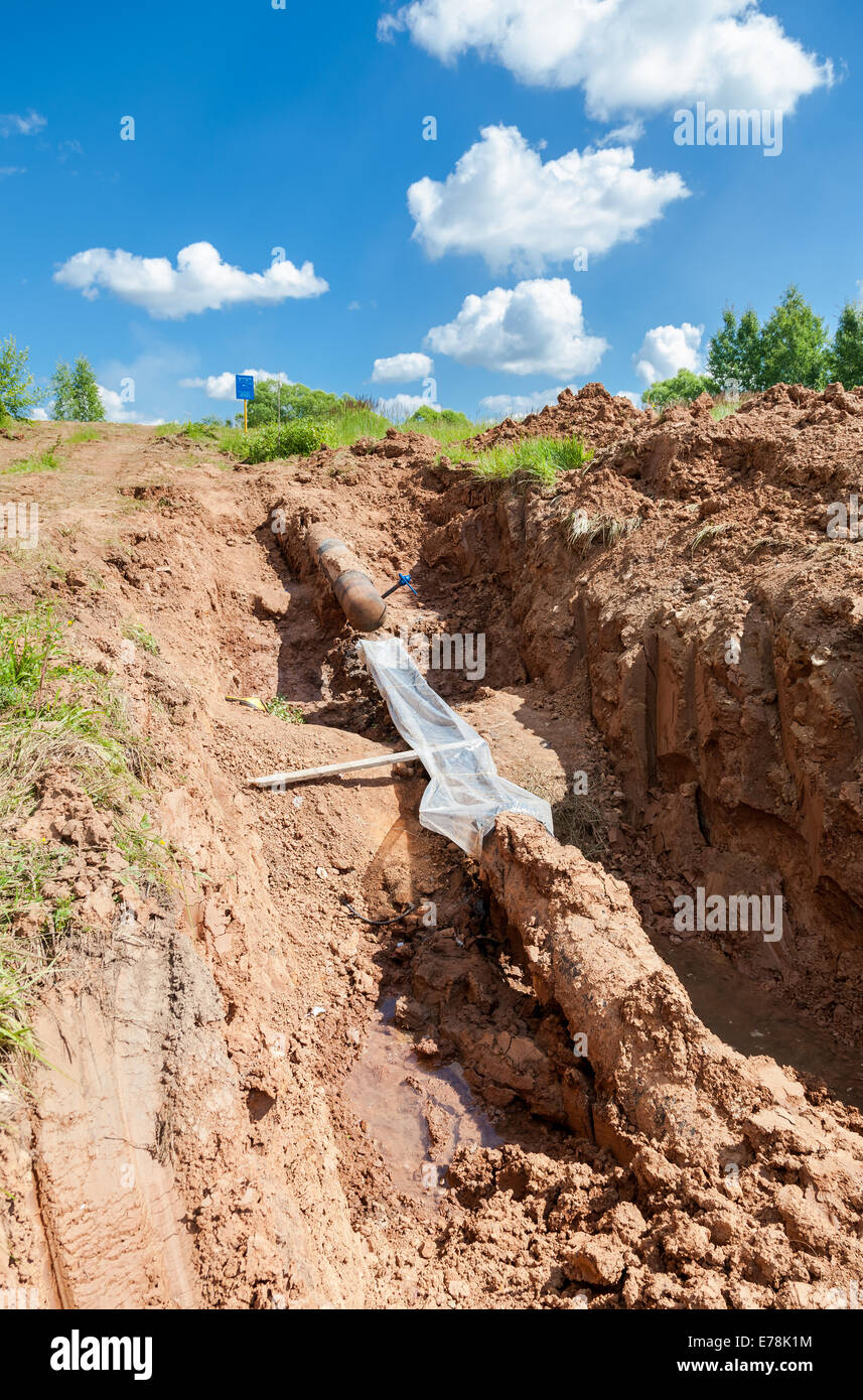 Reparatur der unterirdischen Pipeline im Graben Stockfoto