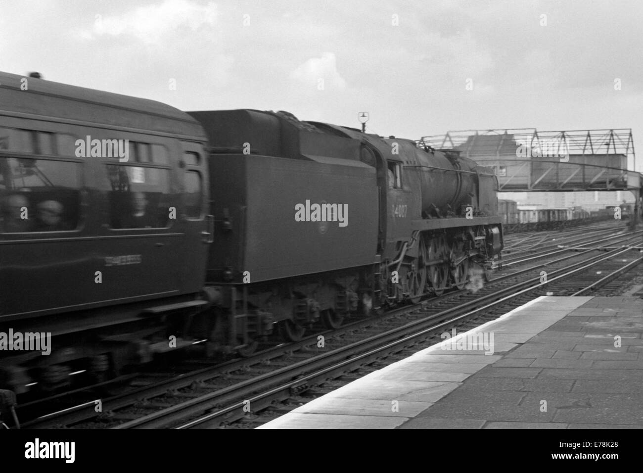 Original Dampfzug Schlacht von Großbritannien Klasse 34087 145 Geschwader auf britischen Eisenbahnen in den 1960er Jahren tätig Stockfoto