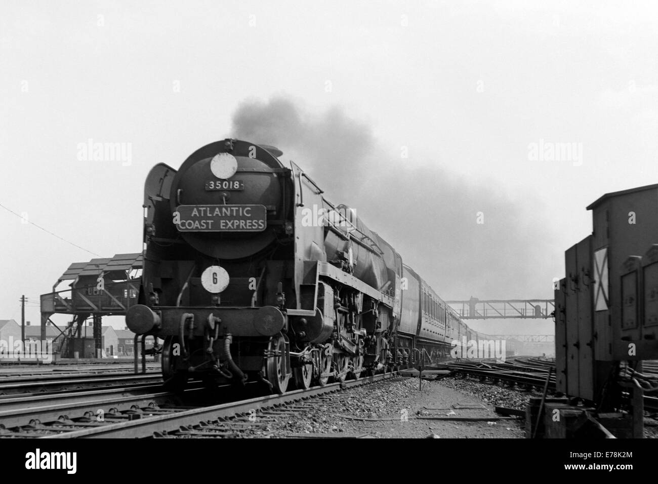 Original Dampf Zug 35018 operative Atlantikküste express am Earlsfield über die britischen Eisenbahnen in den 1960er Jahren Stockfoto