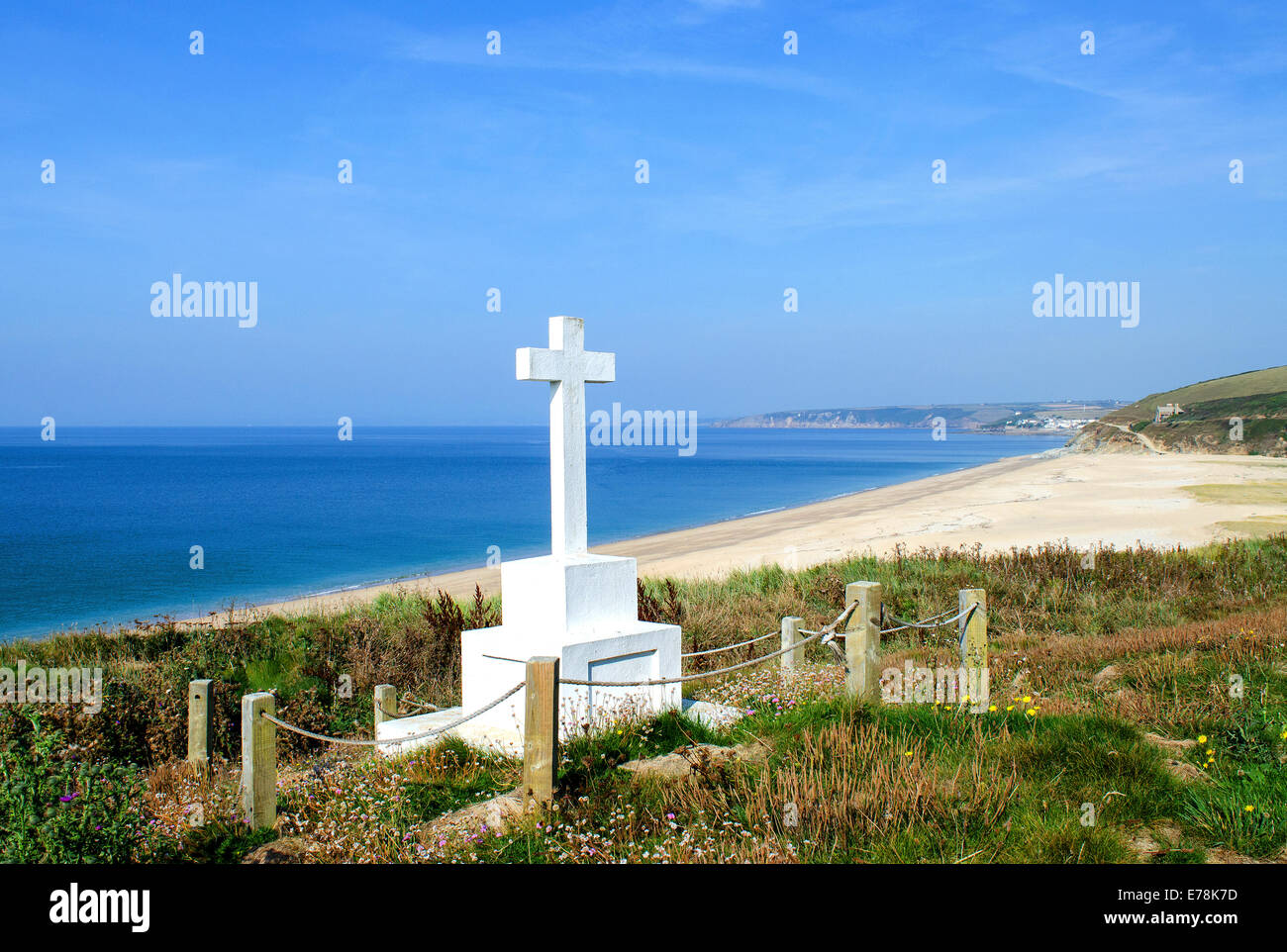 Die Gedenkstätte Kreuz für die verlorenen Crew die Schiffbrüchigen HMS Anson im Jahre 1807 von Loe Bar in der Nähe von Helston, Cornwall, UK Stockfoto