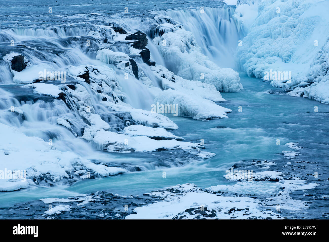 Gullfoss im Winter mit dem gefrorenen Wasserfall im Fluss Canyon Hvítá, Südwest Island Stockfoto