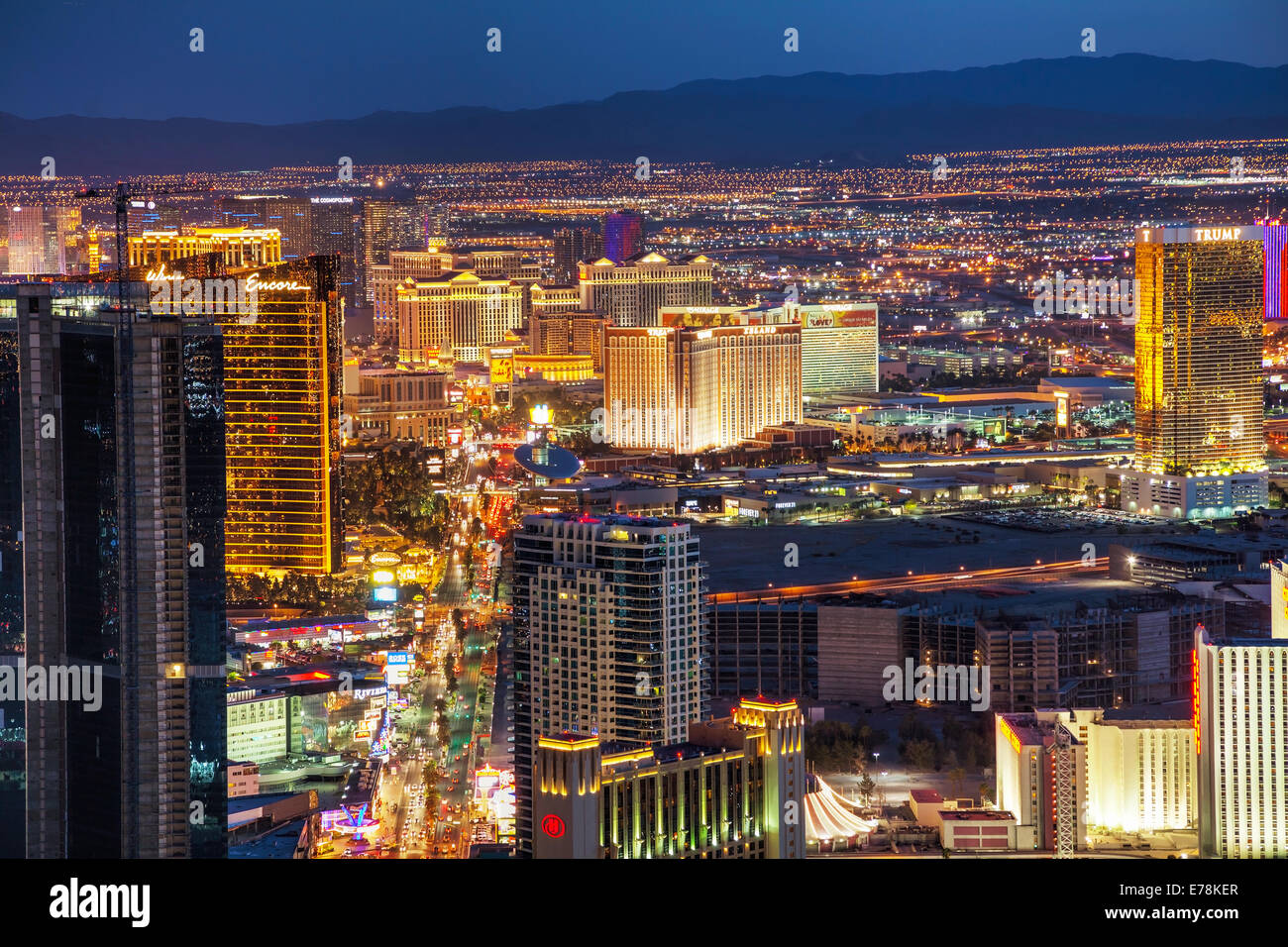 LAS VEGAS - April 20: Übersicht über die Innenstadt von Las Vegas in der Nacht am 20. April 2014 in Las Vegas. Es ist die bevölkerungsreichste Stadt Stockfoto