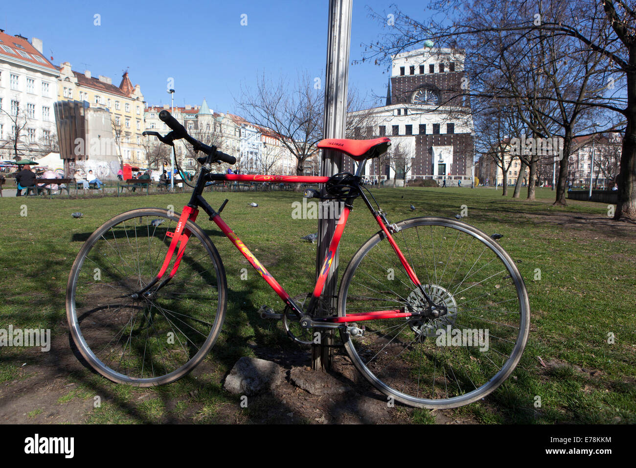 Altes Fahrrad, altes Fahrrad lehnt sich an ... Prag Vinohrady Stockfoto