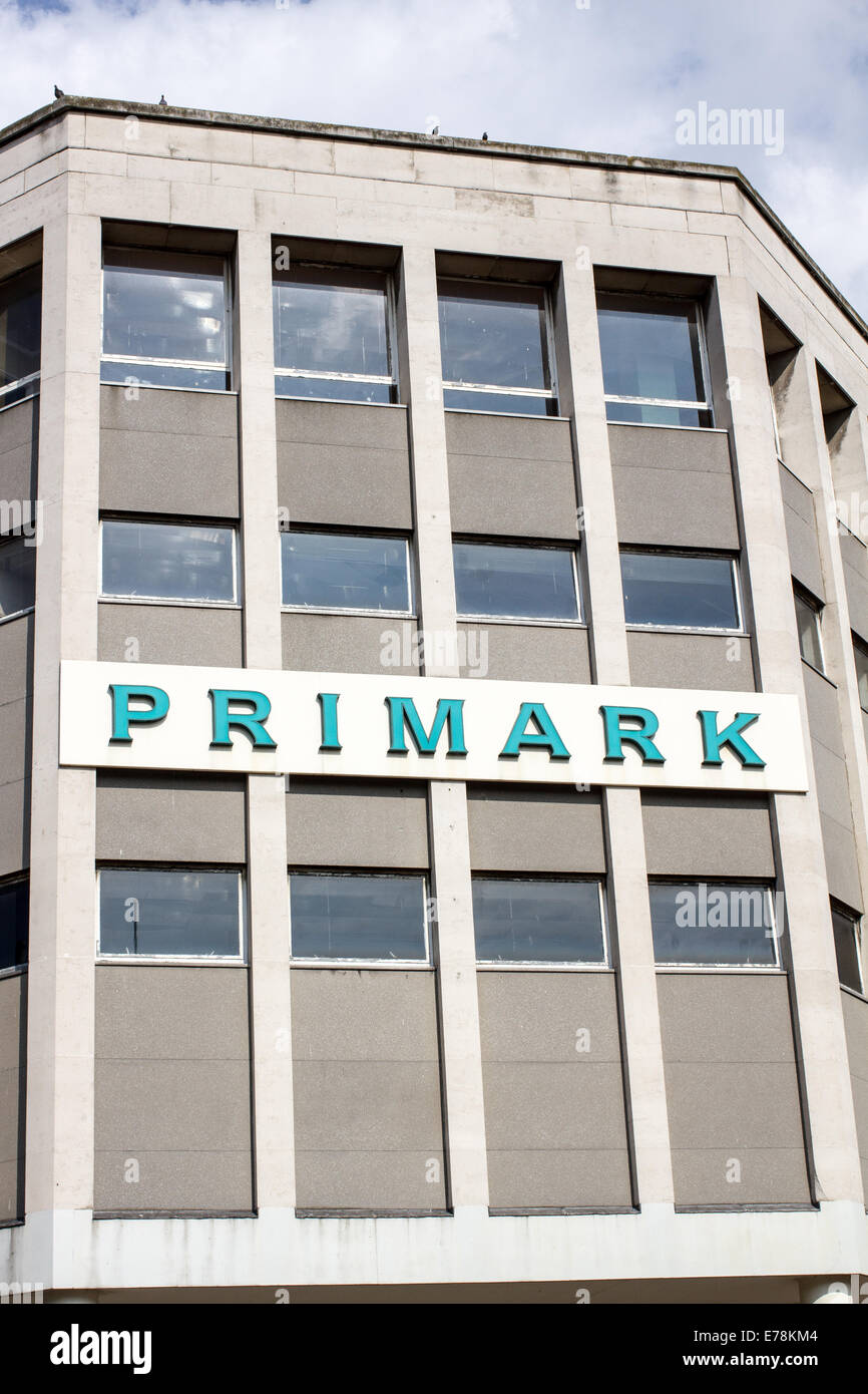 Primark Bekleidungsgeschäft in Sheffield, South Yorkshire, Großbritannien Stockfoto