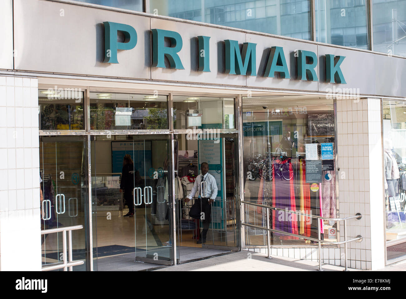 Primark Bekleidungsgeschäft in Sheffield, South Yorkshire, Großbritannien Stockfoto
