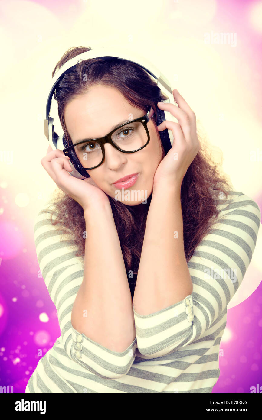 Junge Frau Musik hören mit Bokeh-Effekt auf Hintergrund Stockfoto