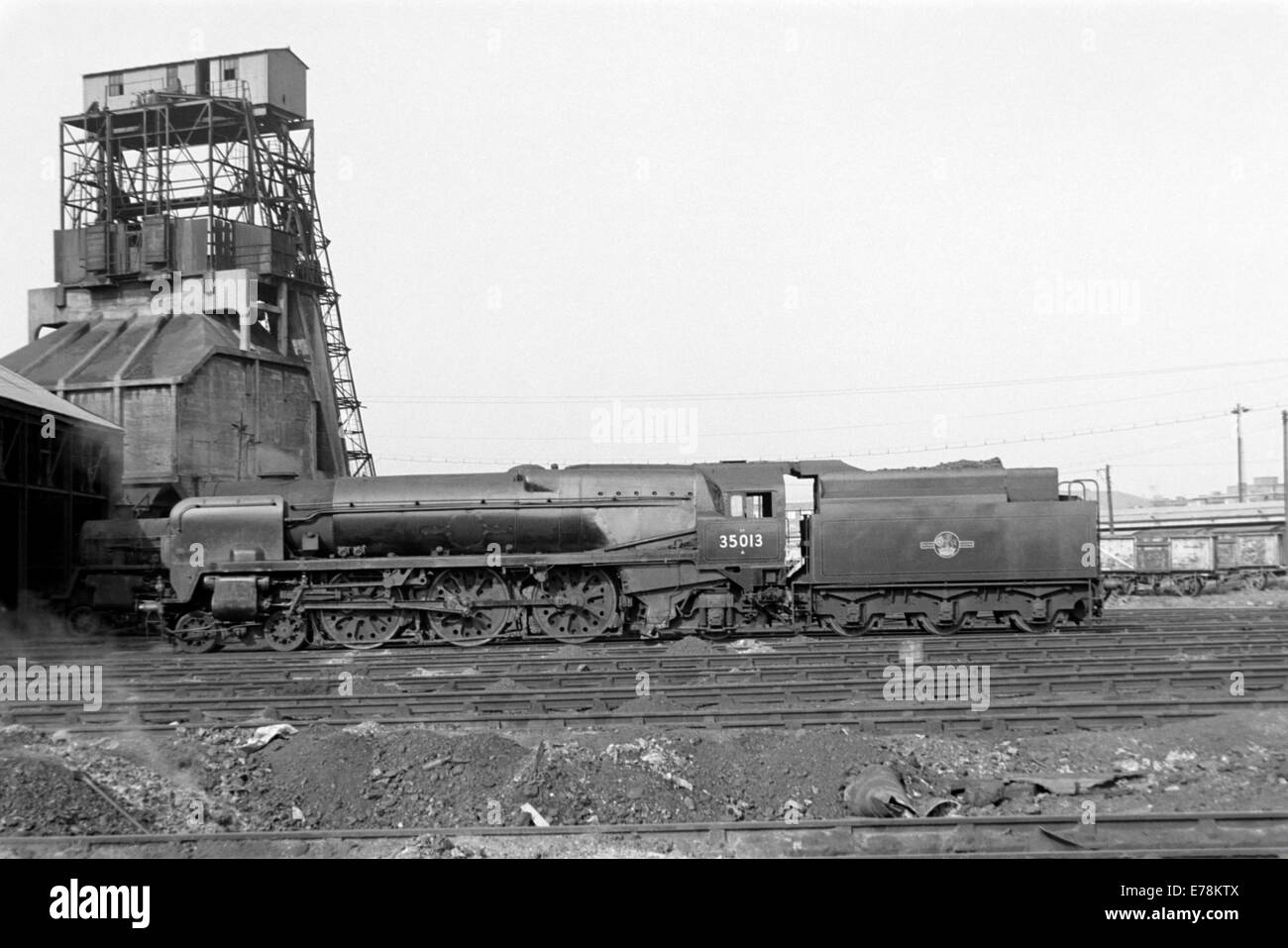 Original Steam Zugnummer 35013 blauen Trichter auf britischen Eisenbahnen auf neun Ulmen 1967 tätig Stockfoto