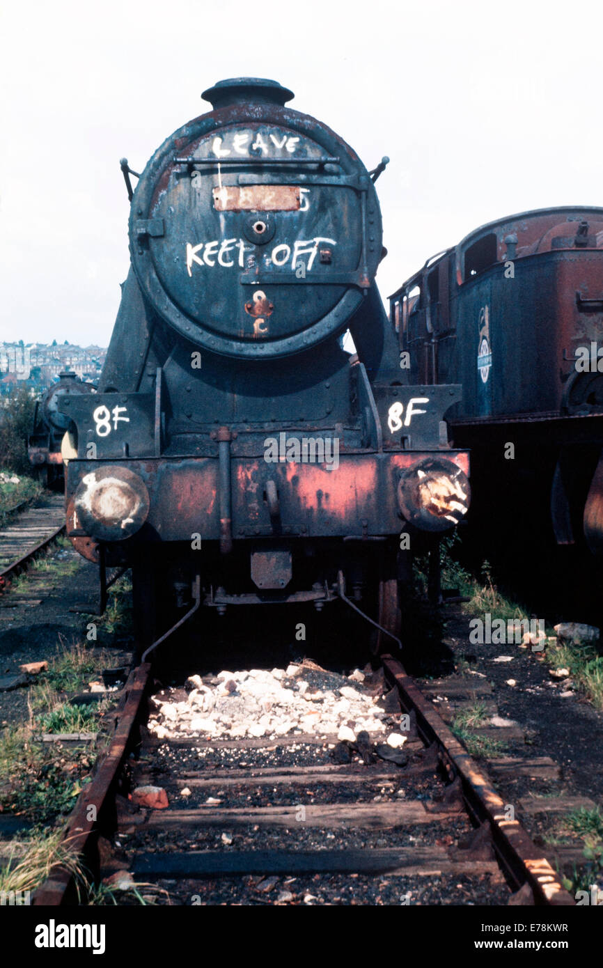 ex-Britische Schiene rosten Dampf Lok 48305 stehend in Woodham Brüder Schrottplatz Barry Insel Wales während Mitte der 1970er Jahre Stockfoto