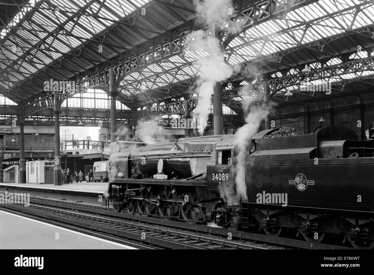 Original Dampf Zug Nummer 34089 602 Geschwader auf britischen Eisenbahnen in den 1960er Jahren tätig Stockfoto