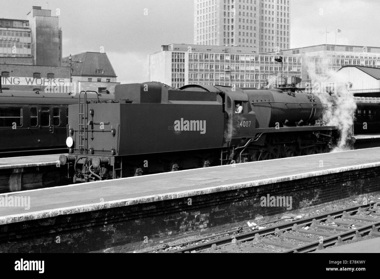 Original Dampf Zug 34087 145 Geschwader auf britischen Eisenbahnen in den 1960er Jahren tätig Stockfoto