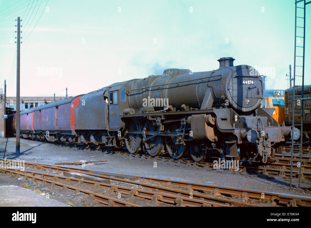 Original Dampfzug schwarz 5 Klasse 44874 Betrieb auf britischen Eisenbahnen in den 1960er Jahren Stockfoto