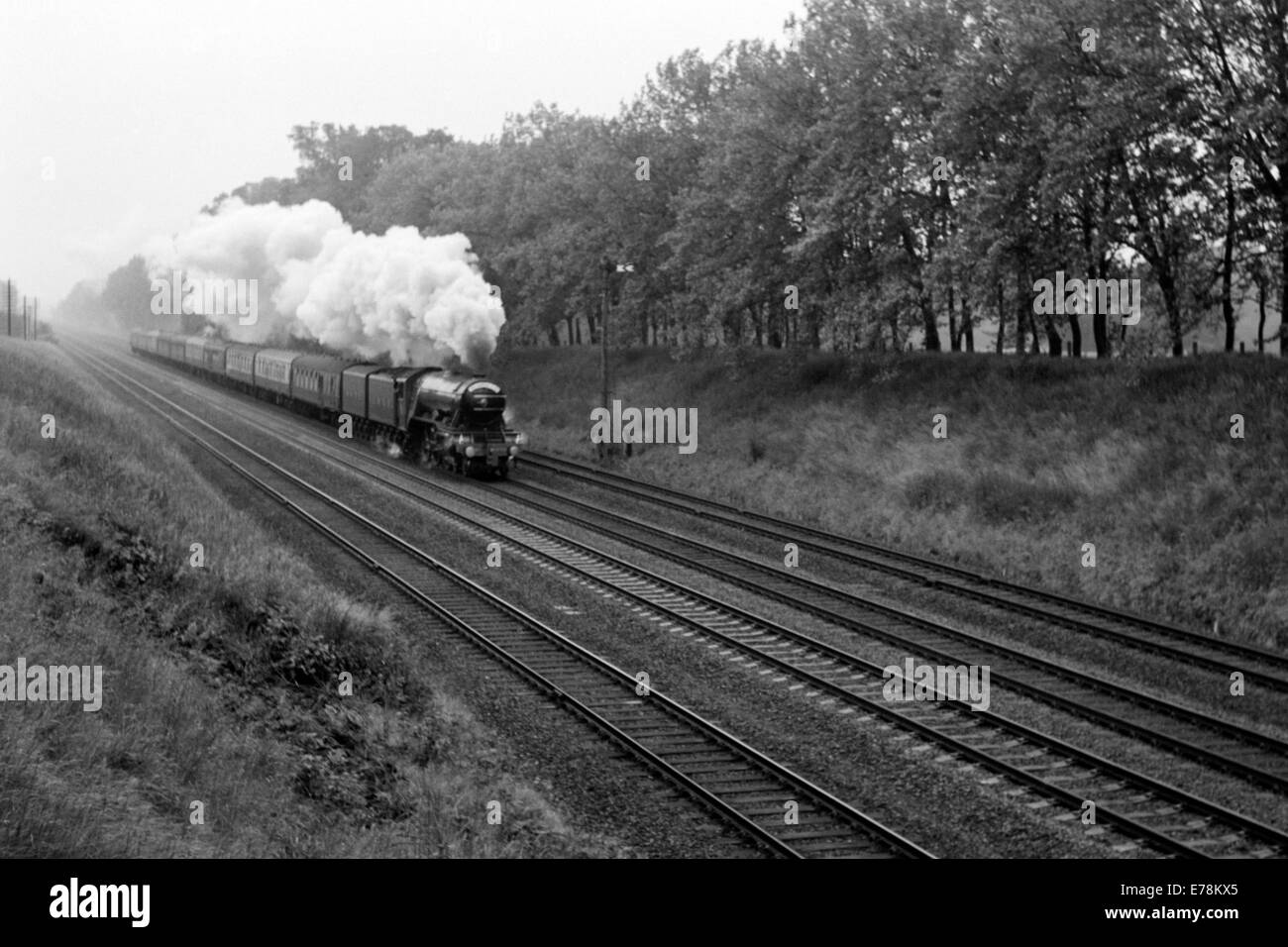 Original Dampfzug über die britischen Eisenbahnen in den 1960er Jahren in Betrieb Stockfoto