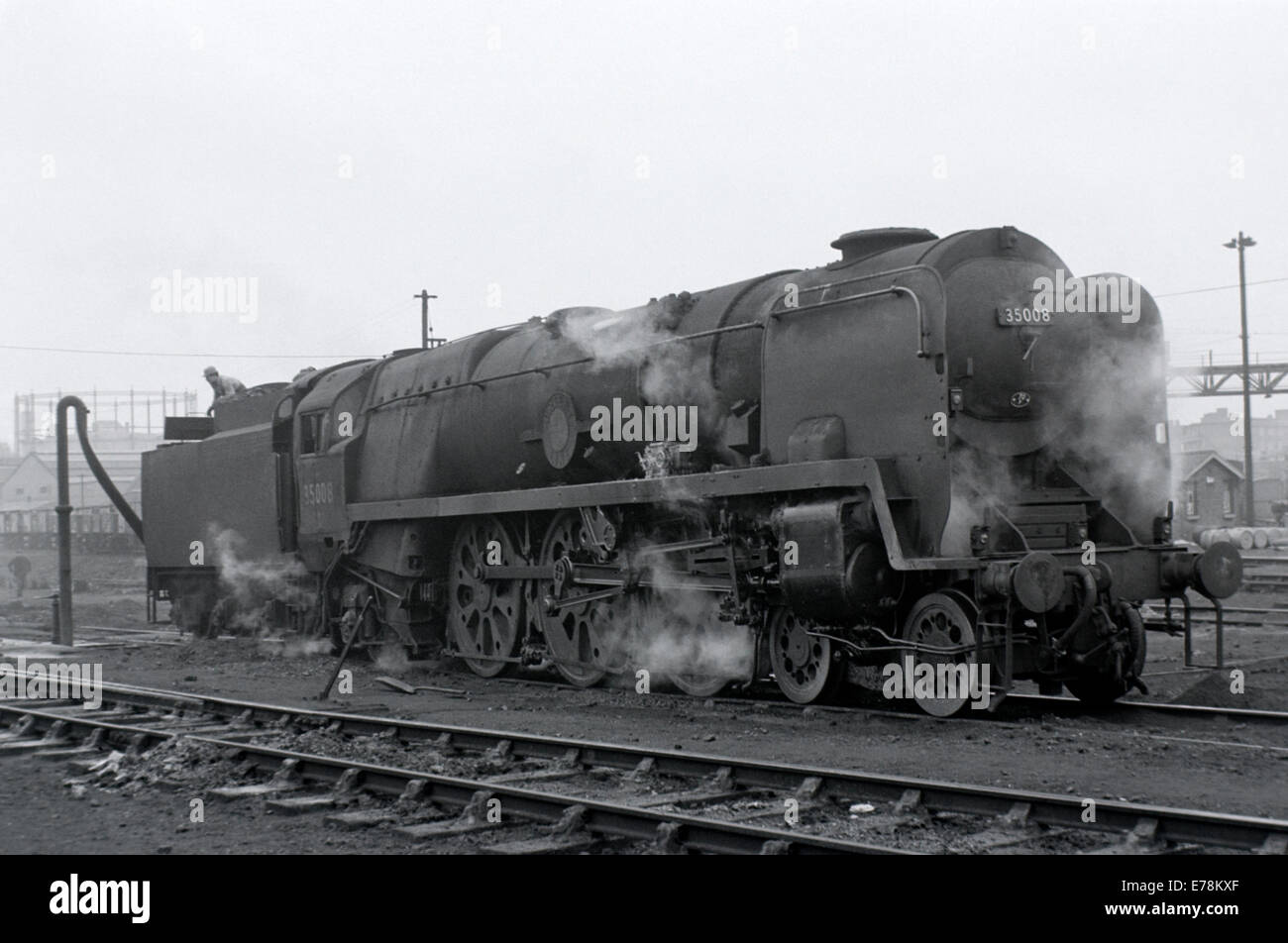 Original Dampfzug 35008 orient Linie auf britischen Eisenbahnen auf neun Ulmen Schuppen im Jahr 1965 Stockfoto