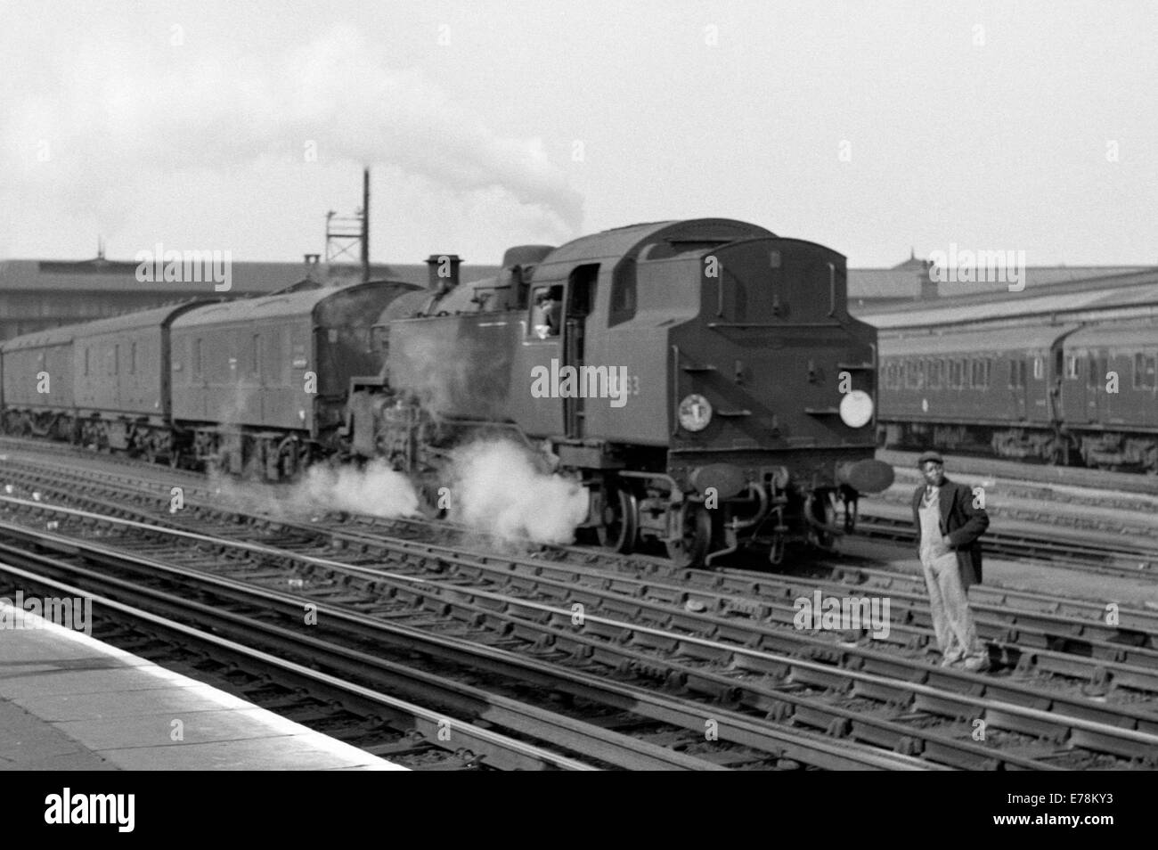 Original Dampfzug 80133 Betrieb auf britischen Eisenbahnen in den 1960er Jahren Stockfoto