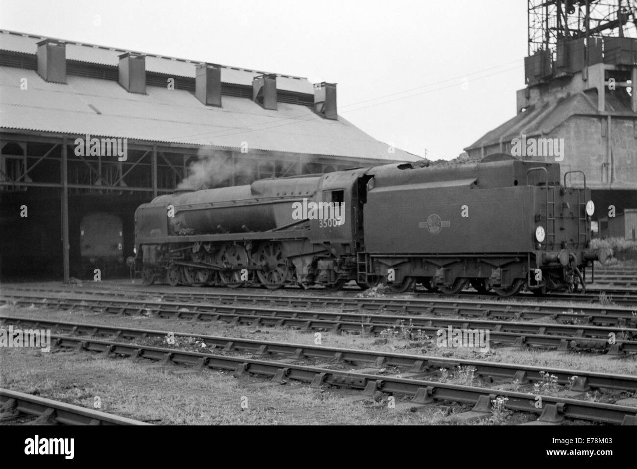 Original Dampfzug Handelsmarine Klasse 35007 Aberdeen Commonwealth auf britischen Eisenbahnen in den 1960er Jahren tätig Stockfoto