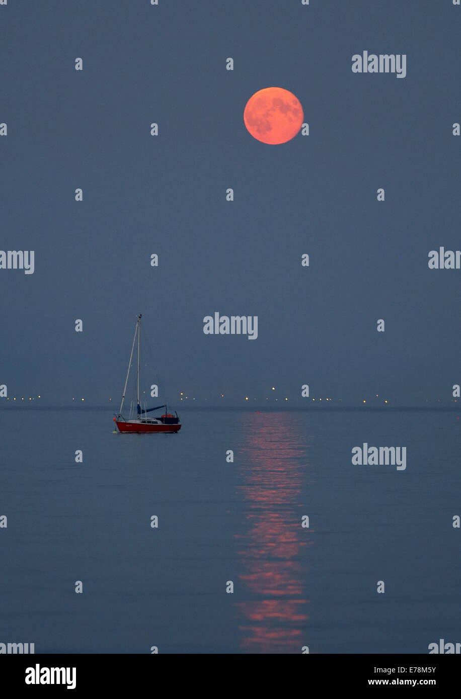 Swansea, Großbritannien. 9. September 2014.  Im Bild: Der Super Mond, bekannt als Perigäum über Swansea Bay aufgeht, wie gesehen von Mumbles, Süd-Wales, Vereinigtes Königreich. Bildnachweis: D Legakis/Alamy Live-Nachrichten Stockfoto