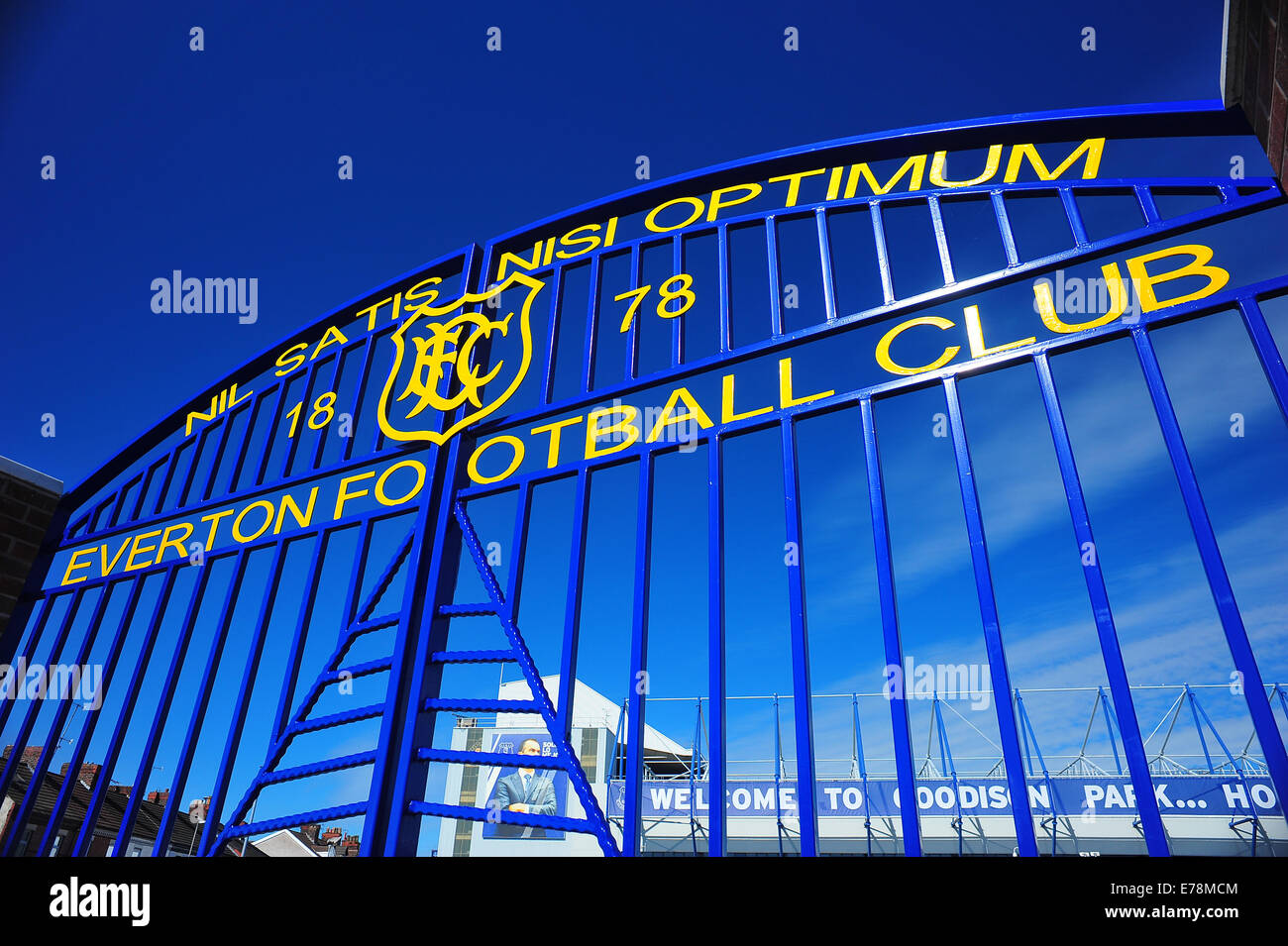 Everton Football Club neue Tore mit dem Club-Motto und Wappen mit dem Datum wurde der Verein gegründet. Stockfoto